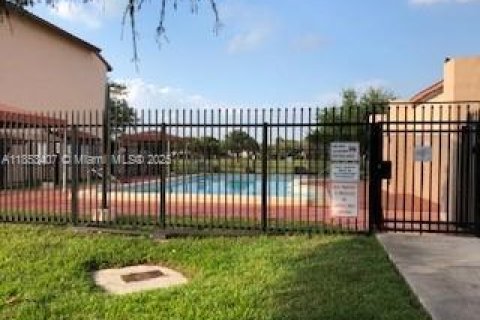 Townhouse in Miami, Florida 2 bedrooms, 141.21 sq.m. № 1880024 - photo 2