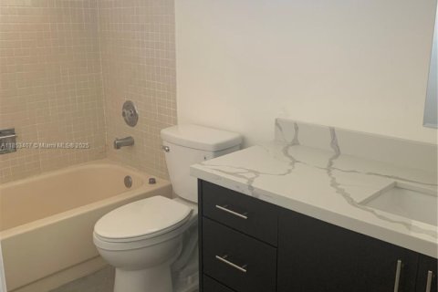 Townhouse in Miami, Florida 2 bedrooms, 141.21 sq.m. № 1880024 - photo 18