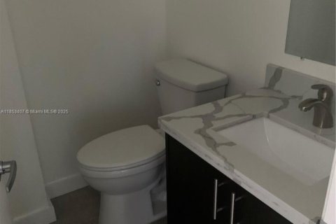 Townhouse in Miami, Florida 2 bedrooms, 141.21 sq.m. № 1880024 - photo 11