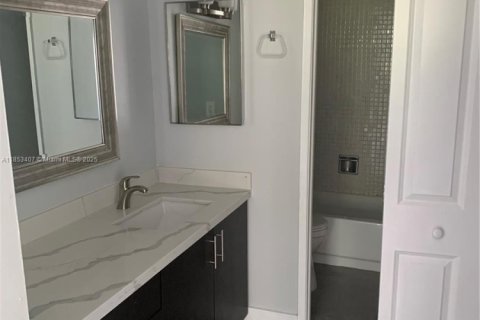 Townhouse in Miami, Florida 2 bedrooms, 141.21 sq.m. № 1880024 - photo 14