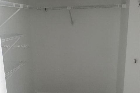 Townhouse in Miami, Florida 2 bedrooms, 141.21 sq.m. № 1880024 - photo 15