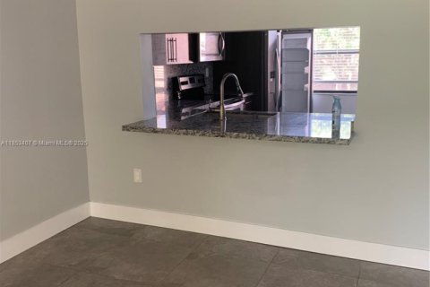 Townhouse in Miami, Florida 2 bedrooms, 141.21 sq.m. № 1880024 - photo 8