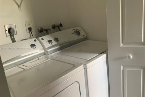 Townhouse in Miami, Florida 2 bedrooms, 141.21 sq.m. № 1880024 - photo 10