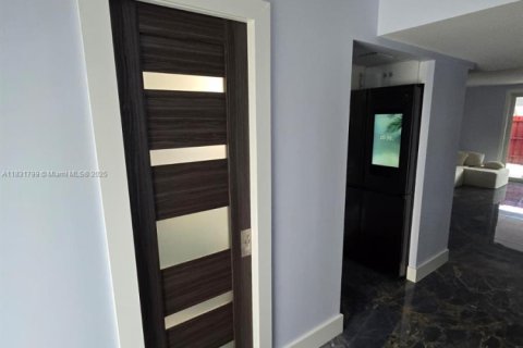 Купить таунхаус в Майами, Флорида 2 спальни, 105.91м2, № 1958262 - фото 13