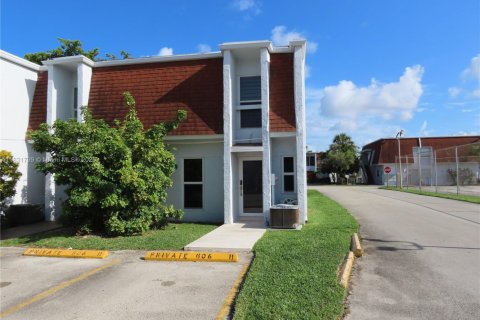 Купить таунхаус в Майами, Флорида 2 спальни, 105.91м2, № 1958262 - фото 1