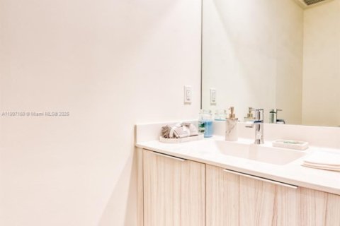 Снять в аренду квартиру в Дорал, Флорида 2 спальни, 99.59м2, № 1963819 - фото 6