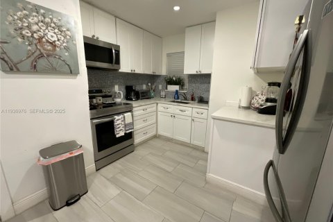 Condo in Miami, Florida, 3 bedrooms  № 1994818 - photo 6