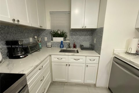 Condo in Miami, Florida, 3 bedrooms  № 1994818 - photo 9