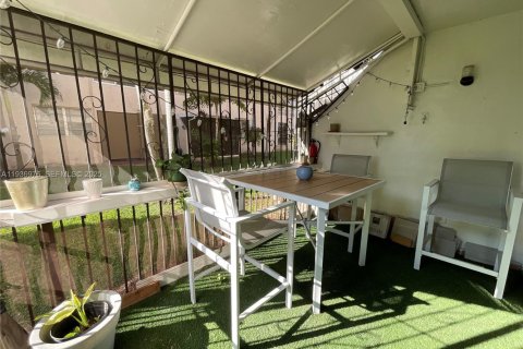 Condo in Miami, Florida, 3 bedrooms  № 1994818 - photo 27