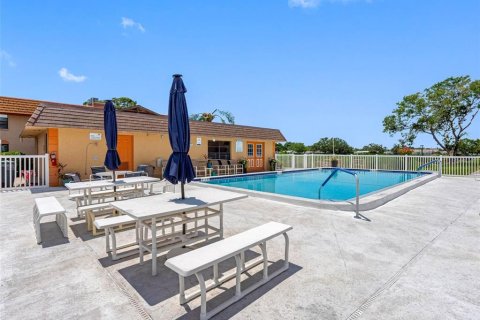 Condo in Largo, Florida, 2 bedrooms  № 1900231 - photo 24