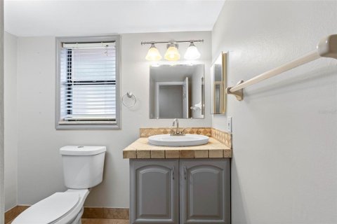 Condo in Largo, Florida, 2 bedrooms  № 1900231 - photo 17