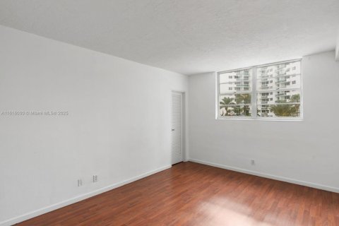 Condo in Hollywood, Florida, 1 bedroom  № 1237640 - photo 16