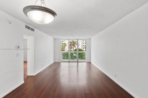 Condo in Hollywood, Florida, 1 bedroom  № 1237640 - photo 14