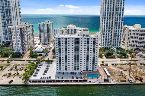 Condo in Hollywood, Florida, 1 bedroom  № 1237640 - photo 9