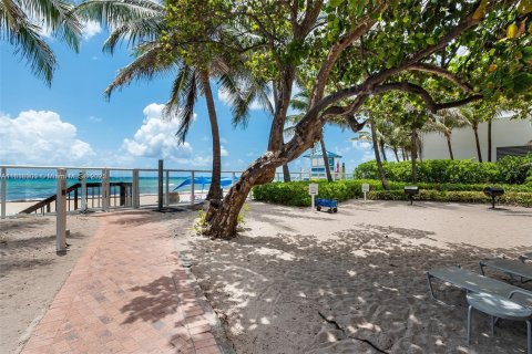 Condo in Hollywood, Florida, 1 bedroom  № 1237640 - photo 11