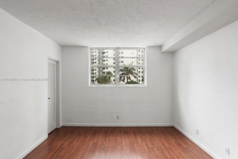 Condo in Hollywood, Florida, 1 bedroom  № 1237640 - photo 17