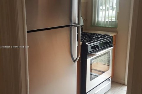 Apartamento en alquiler en Miami, Florida, 1 dormitorio, 259.1 m2 № 1959798 - foto 2