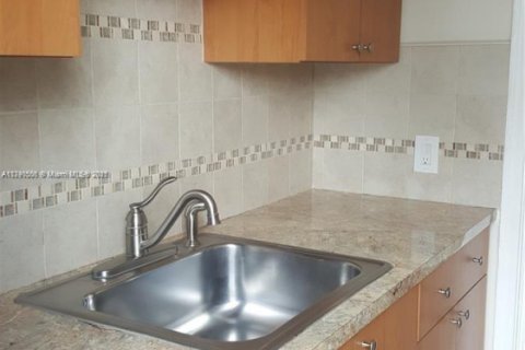 Apartamento en alquiler en Miami, Florida, 1 dormitorio, 259.1 m2 № 1959798 - foto 3