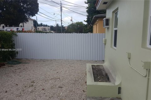 Apartamento en alquiler en Miami, Florida, 1 dormitorio, 259.1 m2 № 1959798 - foto 5