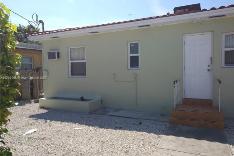 Apartamento en alquiler en Miami, Florida, 1 dormitorio, 259.1 m2 № 1959798 - foto 1