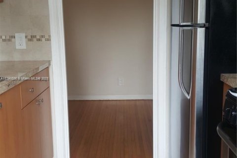 Apartamento en alquiler en Miami, Florida, 1 dormitorio, 259.1 m2 № 1959798 - foto 4