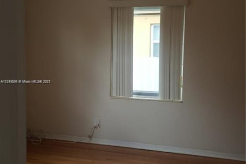 Apartamento en alquiler en Miami, Florida, 1 dormitorio, 259.1 m2 № 1959798 - foto 6