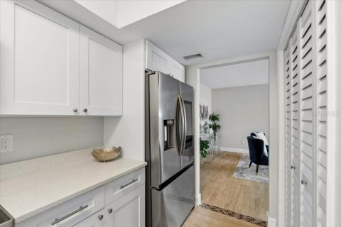 Duplex in Largo, Florida 4 bedrooms, 206.52 sq.m. № 2423928 - photo 12