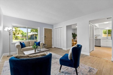 Duplex in Largo, Florida 4 bedrooms, 206.52 sq.m. № 2423928 - photo 8