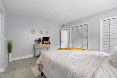 Duplex in Largo, Florida 4 bedrooms, 206.52 sq.m. № 2423928 - photo 20