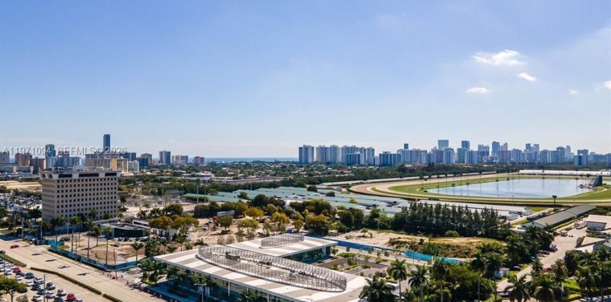 Commercial property in Hallandale Beach, Florida № 2032718