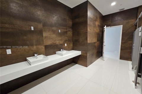 Commercial property in Hallandale Beach, Florida № 2032718 - photo 16