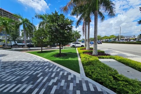 Commercial property in Hallandale Beach, Florida № 2032718 - photo 24