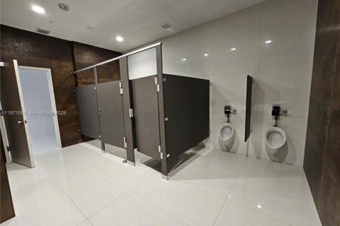 Commercial property in Hallandale Beach, Florida № 2032718 - photo 15