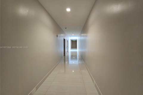 Commercial property in Hallandale Beach, Florida № 2032718 - photo 11