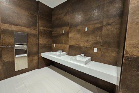 Commercial property in Hallandale Beach, Florida № 2032718 - photo 14