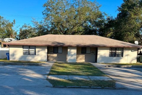 Commercial property in Bradenton, Florida 6 bedrooms, 239.5 sq.m. № 1588779 - photo 1