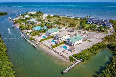 Commercial property in Marathon, Florida № 1779694 - photo 1