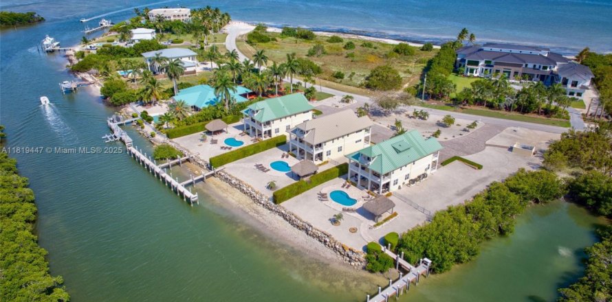 Commercial property in Marathon, Florida № 1779694