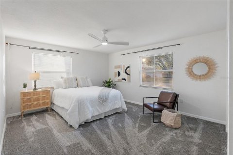 House in Saint Petersburg, Florida 4 bedrooms, 151.99 sq.m. № 1556800 - photo 15