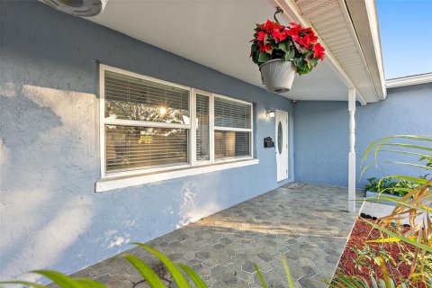House in Saint Petersburg, Florida 4 bedrooms, 151.99 sq.m. № 1556800 - photo 30
