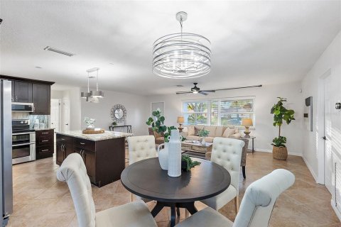 House in Saint Petersburg, Florida 4 bedrooms, 151.99 sq.m. № 1556800 - photo 5