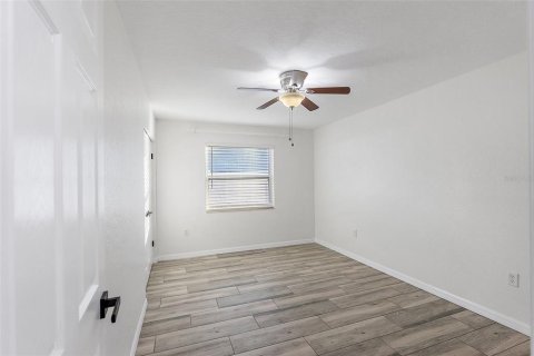 House in Saint Petersburg, Florida 4 bedrooms, 151.99 sq.m. № 1556800 - photo 20