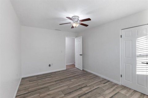 House in Saint Petersburg, Florida 4 bedrooms, 151.99 sq.m. № 1556800 - photo 21