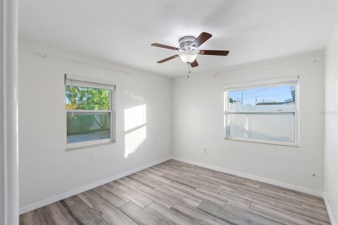 House in Saint Petersburg, Florida 4 bedrooms, 151.99 sq.m. № 1556800 - photo 17