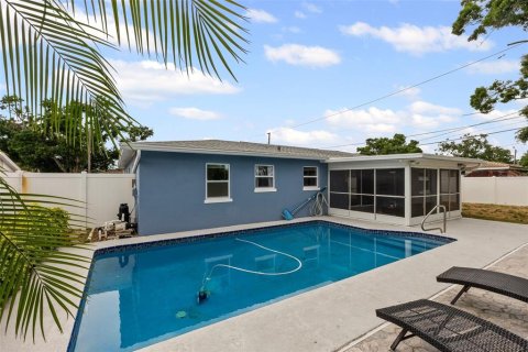 House in Saint Petersburg, Florida 4 bedrooms, 151.99 sq.m. № 1556800 - photo 27