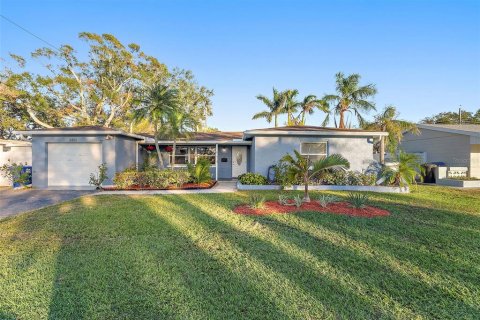 House in Saint Petersburg, Florida 4 bedrooms, 151.99 sq.m. № 1556800 - photo 1