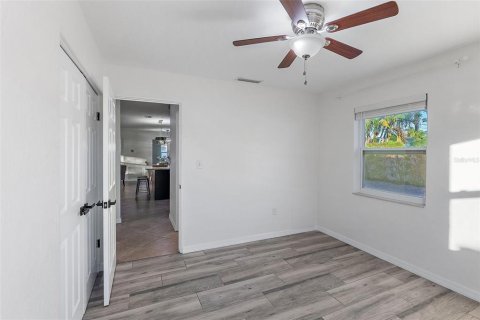 House in Saint Petersburg, Florida 4 bedrooms, 151.99 sq.m. № 1556800 - photo 18