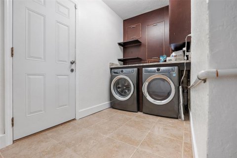 House in Saint Petersburg, Florida 4 bedrooms, 151.99 sq.m. № 1556800 - photo 23