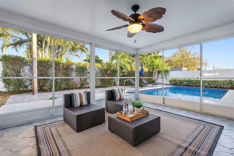 House in Saint Petersburg, Florida 4 bedrooms, 151.99 sq.m. № 1556800 - photo 24