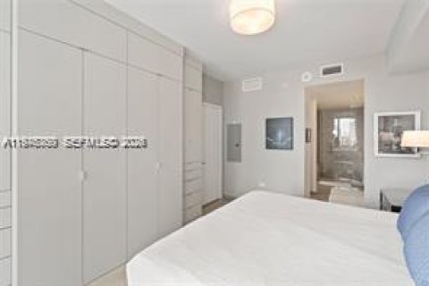 Condo in Miami, Florida, 2 bedrooms  № 2040669 - photo 9